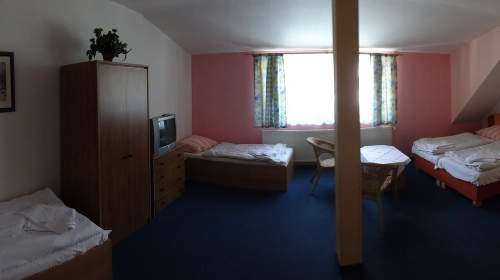 Hotel Alfonska Benecko Extérieur photo